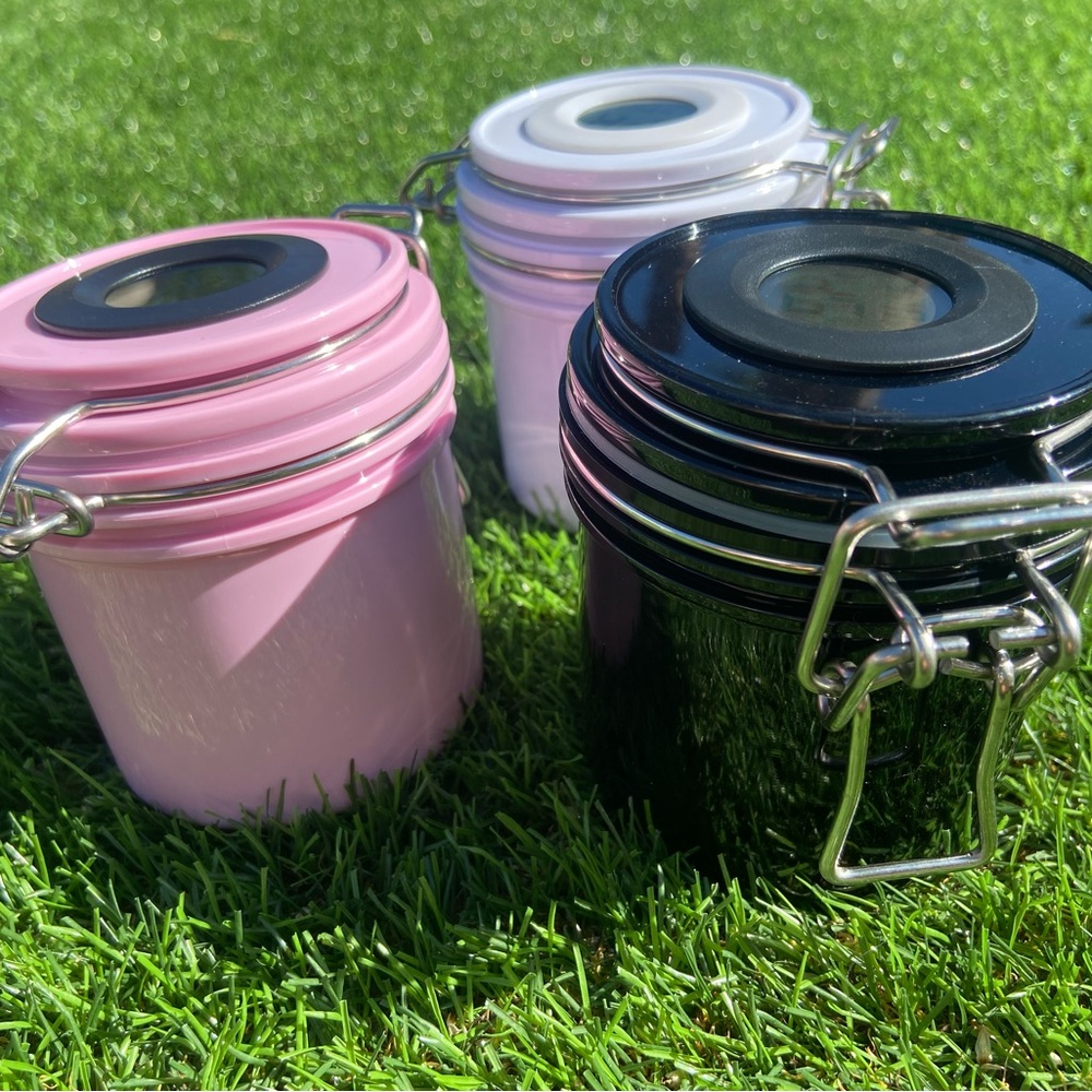 Airtight container, temperature and humidity verification.